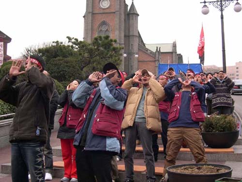 같은 날 오후, 명동성당에서 이주노동자들이 집회를 갖고  '연행동지 석방'을 외치고 있다. 